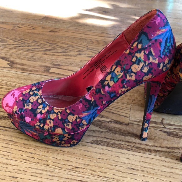 XHILARATION Floral Pumps - Picture 4 of 7